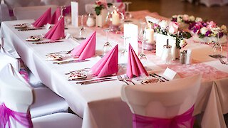 Gedeckter Tisch mit pinken Servietten