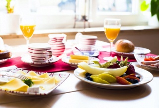 Frühstück mit Obst und Orangensaft